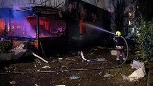 Alertă aeriană declanșată la Kiev: 6 oameni, răniți. O școală, un bloc, dar și mai multe depozite au luat foc