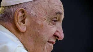 Papa intră în a cincea săptămână de tratament pentru pneumonie dublă, cu o evoluție pozitivă
