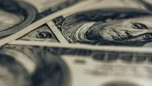 Aurul şi dolarul ating din nou maxime istorice 