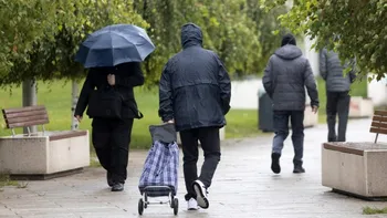 METEO Cod galben de ploi și vânt în aproape toată țara. Ninsori la munte, la peste 1.800 de metri