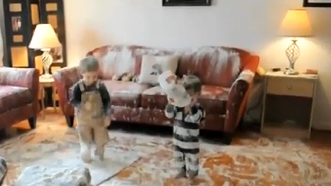 Filmuleţul VIRAL al săptămânii: Ce pot face doi copii cu o pungă de făină - VIDEO