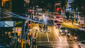 Mii de tineri din China au blocat traficul într-un marş nocturn pe biciclete pentru găluşte