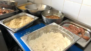 Nereguli pe litoral: Cratiţe pe jos, chiuvete murdare şi alimente care nu se ştie de unde provin | VIDEO