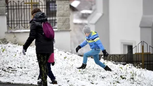 Prima zăpadă, bucuria cabanierilor. Peste o mie de turişti încântaţi de ninsoare s-au grăbit pe pârtia din staţiunea Rânca