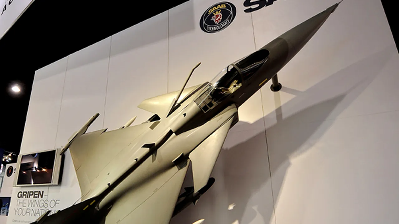 Gripen va cere Guvernului să prezinte Parlamentului toate ofertele de avioane multirol