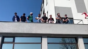 Situaţie ireală în Craiova. Zeci de oameni s-au urcat pe un hotel, supăraţi că nu pot ieşi din carantină: „Ne-au sechestrat!