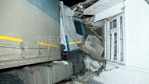 Mureş: Un TIR cu butelii goale a intrat într-o casă