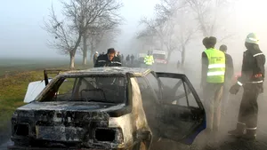 Maşină incendiată la Vatra Dornei. Poliţia a deschis o anchetă