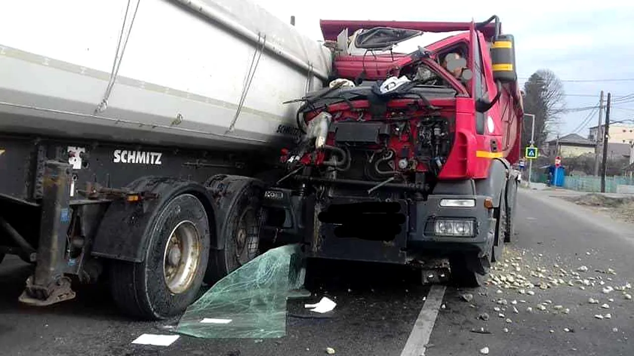 Două camioane, ciocnire violentă pe un drum naţional din Argeş. Unul dintre şoferi, în stare gravă