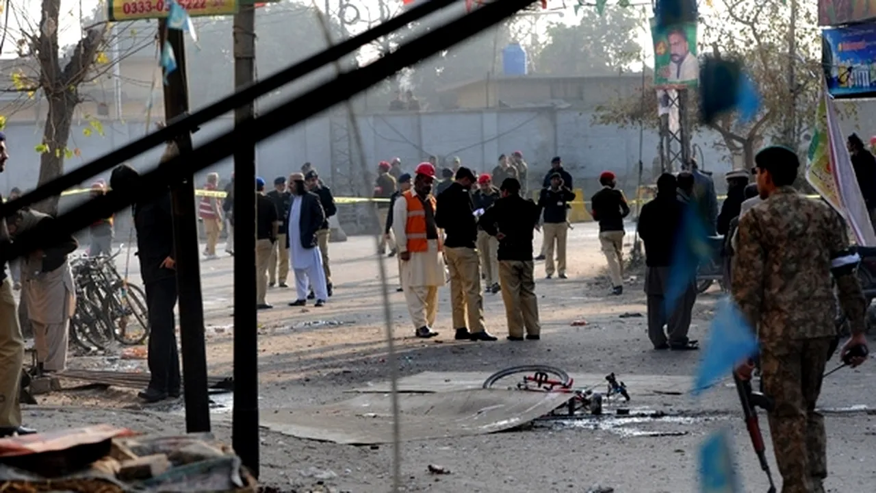 Pakistan: Cel puţin 12 morţi în explozia unei bombe la bordul unui tren
