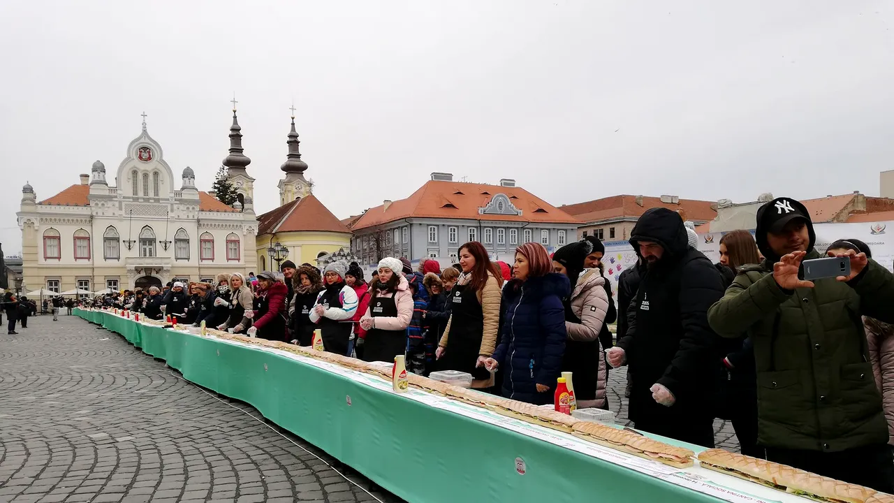 Cel mai mare sandwich din România, de 101 metri, realizat în centrul Timişoarei | GALERIE FOTO, VIDEO