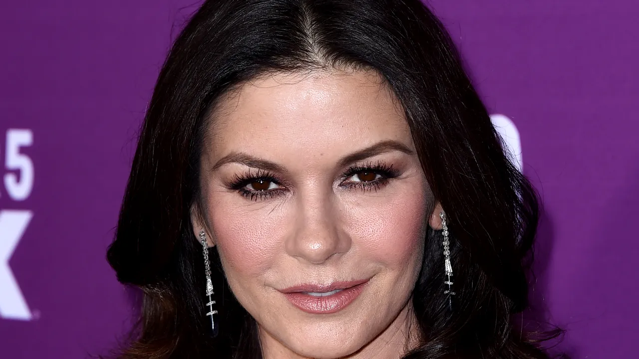 FOTO Cum arată acum Catherine Zeta-Jones. Actriţa este de nerecunoscut!