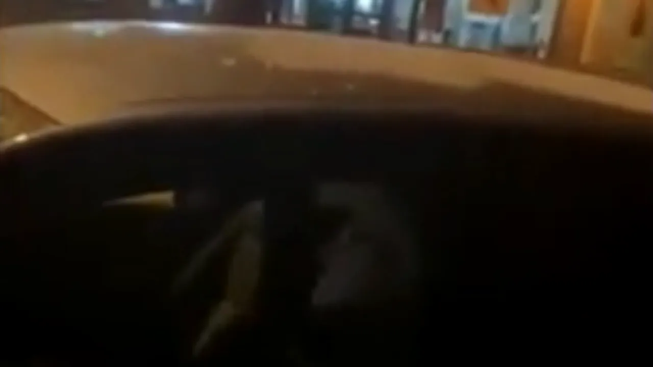 Poliţist local filmat în timp ce dormea în maşina de serviciu. Viceprimarul cere demiterea - VIDEO