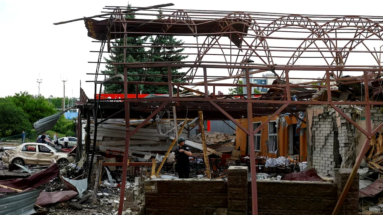 Atac rusesc într-o cafenea din Harkov: 10 răniţi