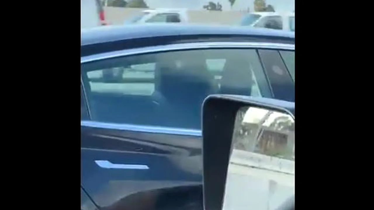 În lumea viselor cu 120 km la oră: Şofer surprins dormind, în timp ce maşina Tesla se conduce singură | VIDEO