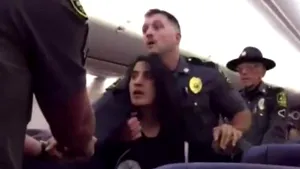 Încă un pasager dat jos din avion, în mod BRUTAL: O femeie a fost TÂRÂTĂ în afara aeronavei pentru că suferea de alergie la câini | VIDEO