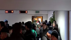 FOTO Sute de oameni stau la coadă în Cluj, unii de luni seara, pentru abonamentele de parcare