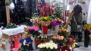 Demonstraţii de realizare a aranjamentelor florale, la inaugurarea unei florării la Iaşi - FOTO