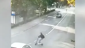 VIDEO O tânără pe trotinetă electrică, lovită în plin de o maşină, într-o intersecţie din Cluj-Napoca