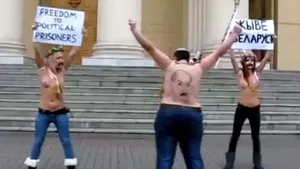 Jurnalişti arestaţi la un protest topless al feministelor ucrainene în Belarus - VIDEO