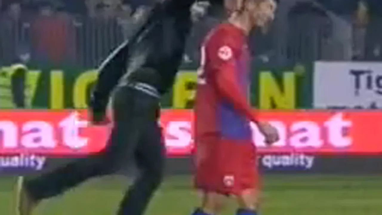 Incidente la meciul Petrolul-Steaua: Un suporter a intrat pe teren şi l-a lovit pe Galamaz. Partida a fost suspendată - VIDEO