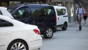Accident în Bucureşti. O şoferiţă aflată sub influenţa drogurilor a lovit o maşină în parcarea unui supermarket