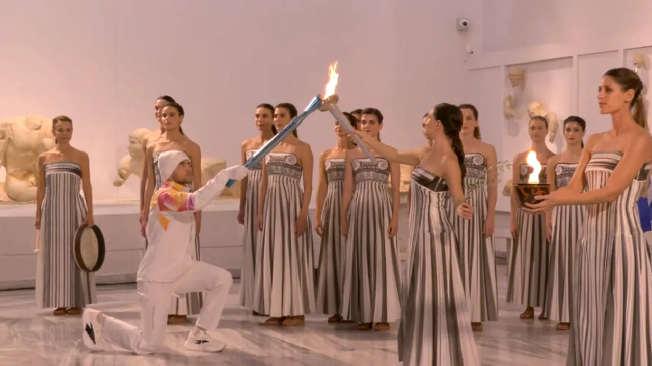 Torța olimpică pentru JO 2026 a fost aprinsă la Atena în interiorul Muzeului Arheologic, fără public