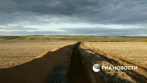 Propaganda rusă se laudă cu tancul-excavator MDK-3, care a săpat kilometri de tranşee în Donbas

