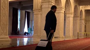 Liderul PMP a postat un filmuleţ, o ironie la adresa lui Dragnea: Am găsit în Parlament o altă valiză, valiza...