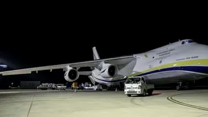 Un avion ucrainean de transport a luat foc la aterizarea în Japonia. Pista aeroportului, închisă până la stingerea flăcărilor