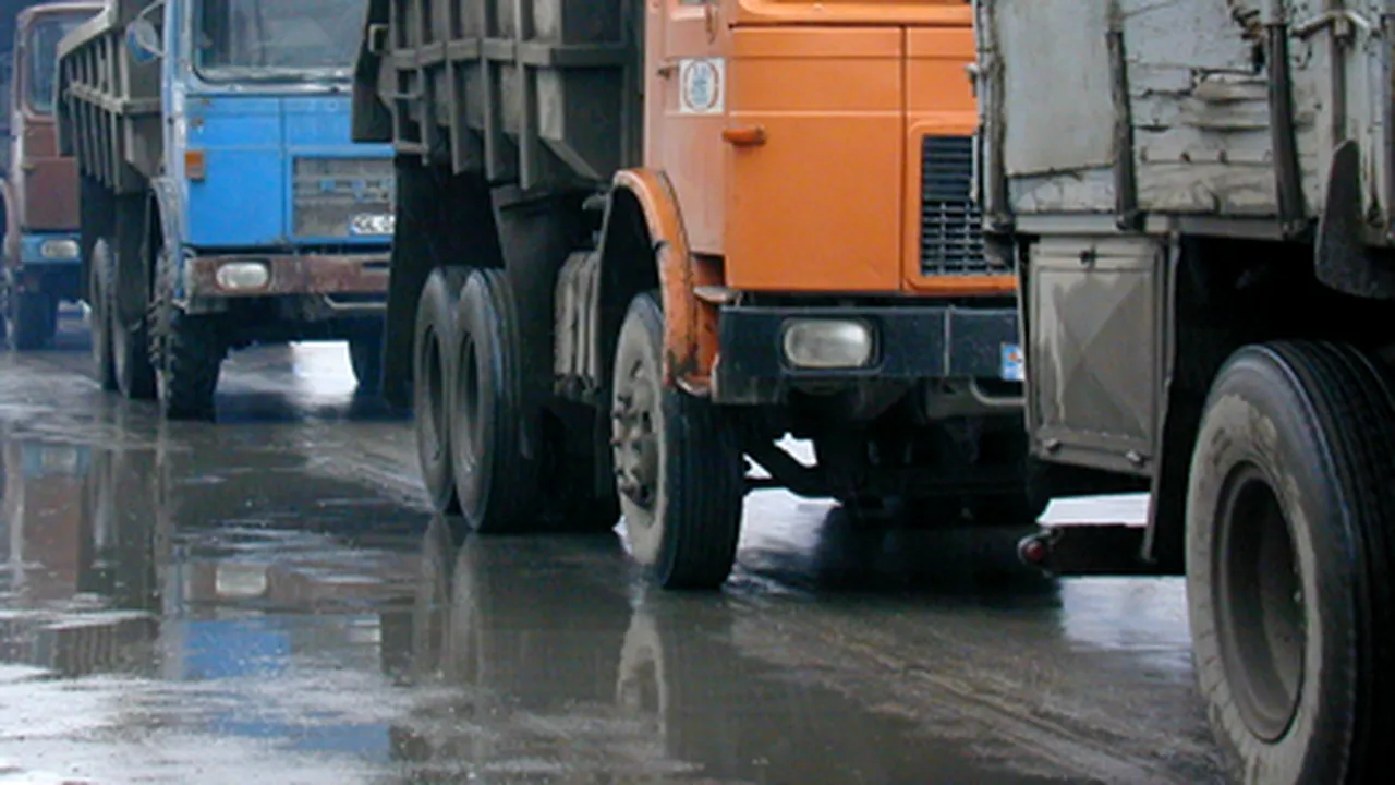 Trafic restricţionat prin Defileul Jiului pentru maşinile de tonaj greu