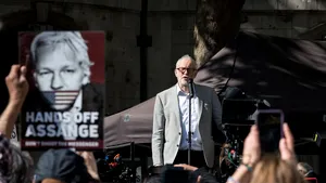 Julian Assange obţine o victorie la Înalta Curte în procesul împotriva extrădării în SUA. Poate face un nou apel