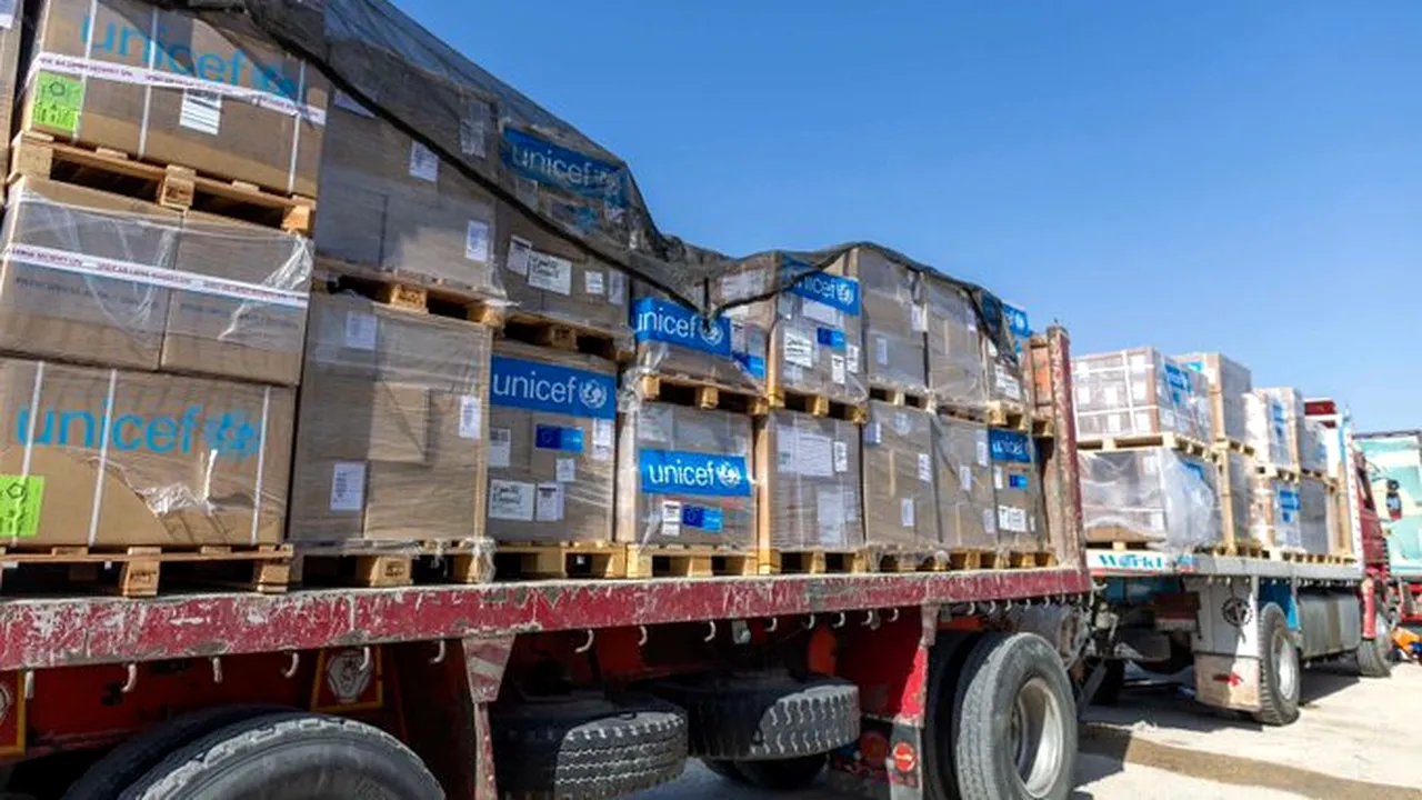 Jafuri în Gaza. Aproape 100 de camioane cu alimente, atacate de bărbaţi mascaţi