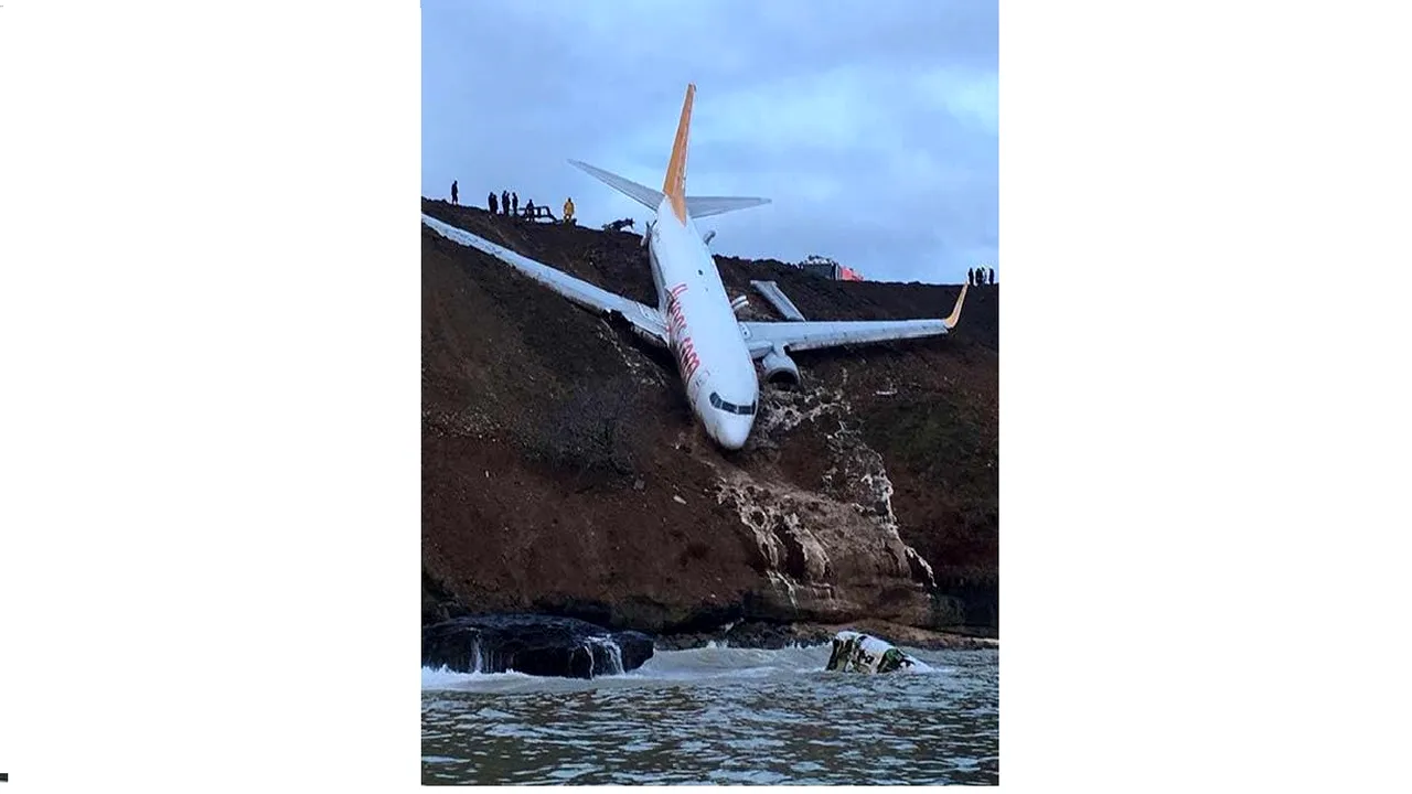 Incident AVIATIC cu 162 de pasageri la bord: Un avion care venea de la Ankara a ieşit de pe pistă şi s-a oprit foarte aproape de apele Mării Negre - FOTO, VIDEO