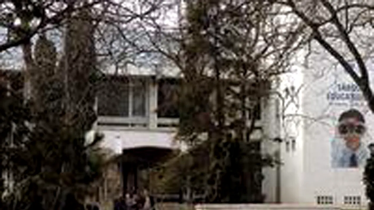 Rectorul Univesităţii Suceava, ameninţat cu dezvăluiri despre un plagiat dacă micşorează salariile