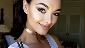 GALERIE FOTO Miss Africa de Sud a stârnit valuri de furie, după ce a purtat mănuşi în cadrul unei întâlniri cu copii infectaţi cu HIV 