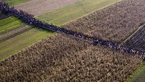 DRAMA refugiaţilor în imagini: Mii de imigranţi folosesc noua rută din Balcani în drumul spre Austria şi Germania - FOTO, VIDEO