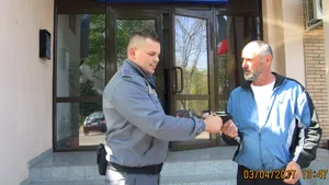 FOTO Un bărbat din Arad a predat la Poliţie un portmoneu plin cu bani, pe care l-a găsit pe stradă