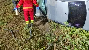 O maşină a derapat şi ajuns într-o vie în județul Vaslui. 4 persoane au fost rănite