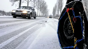 NINSOARE ÎN APRILIE: Traficul rutier este îngreunat din cauza zăpezii. Care sunt drumurile afectate