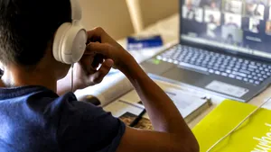 Şcolile care ar putea trece în online de luni, ca urmare a creşterii incidenţei în Capitală. Lista completă