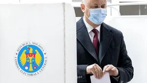 Rezultate scrutin Republica Moldova: Maia Sandu şi Igor Dodon, aproape la egalitate, merg în turul doi 
