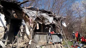 FOTO: Doi bătrâni au rămas blocaţi în casă, după ce tavanul s-a prăbuşit