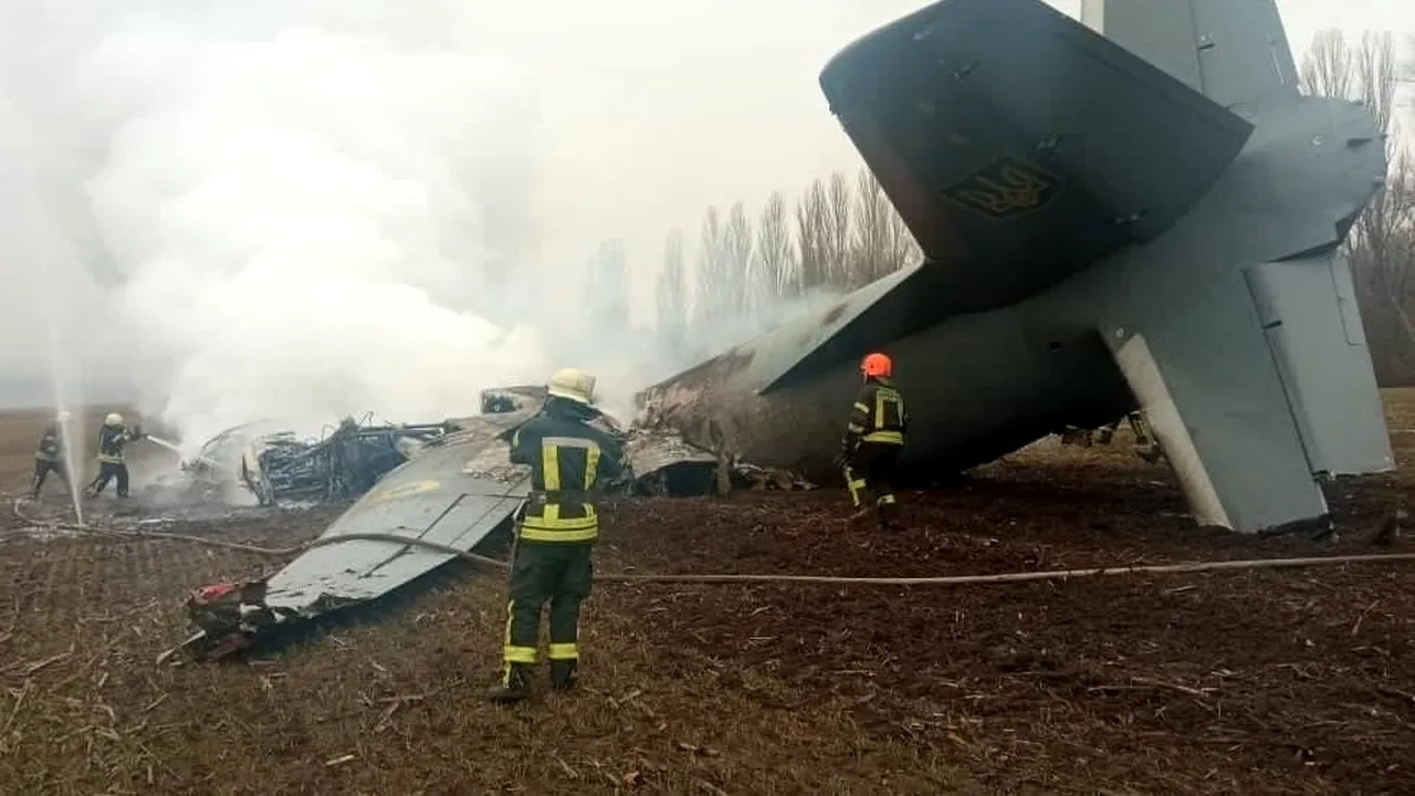 Un avion militar ucrainean s-a prăbuşit în apropiere de Kiev. La bord erau 14 persoane 