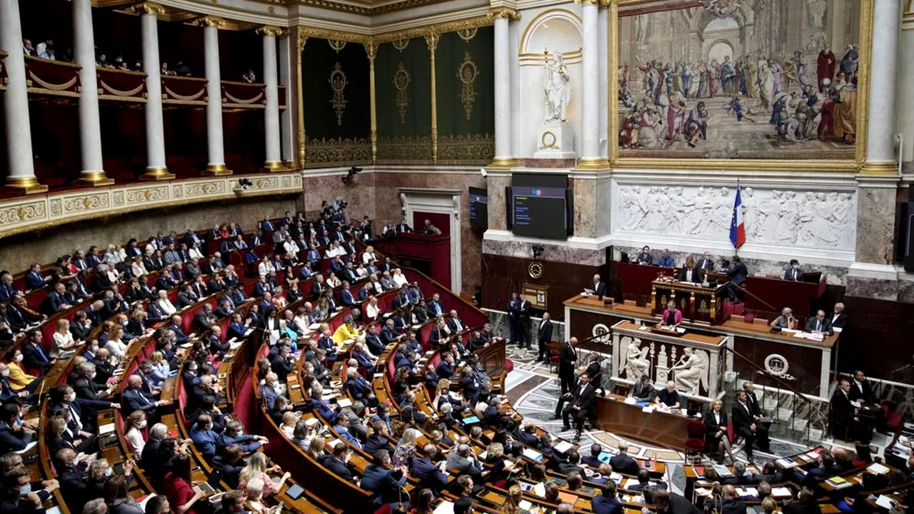 Franţa dezbate înscrierea dreptului la avort în Constituţie. Guvernul susţine propunerea