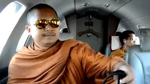 Un scandal sexual cu călugări budiști zguduie Thailanda. O femeie a fost arestată