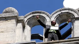 Un bărbat s-a urcat pe clădirea Casei Presei cerând eliberarea lui Penescu