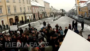 PROTESTE la Cluj, faţă de Legea minelor: Manifestanţii au ocupat balconul sediului PDL şi scandează lozinci anti-guvernamentale