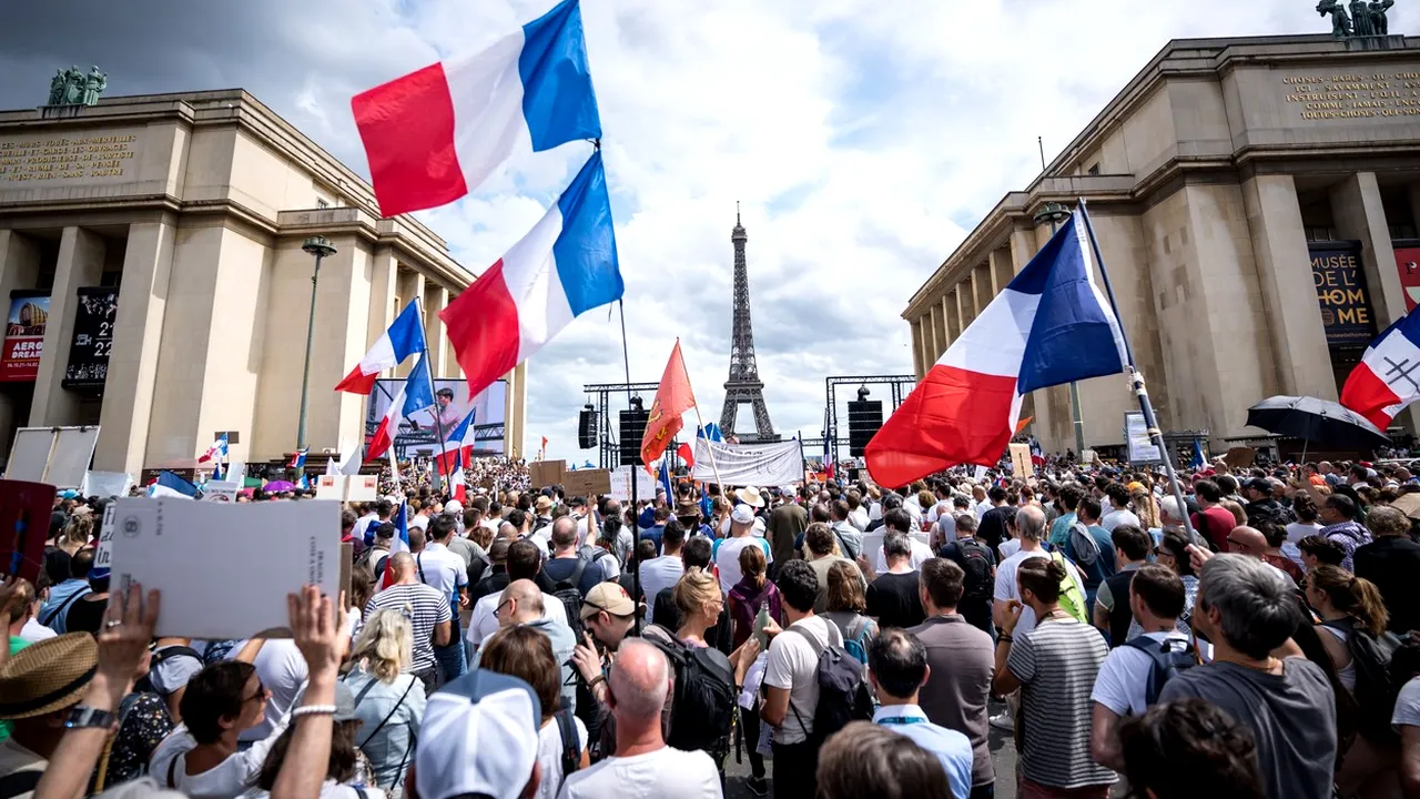 Parlamentul francez cedează sub presiunea protestelor. Obligativitatea prezentării „green pass”-ului la intrarea în magazine, eliminată