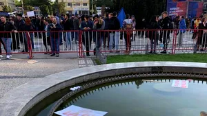 Piaţa Unirii din Iaşi, plină de gunoaie după miting. Imagini postate de primarul Mihai Chirica | FOTO